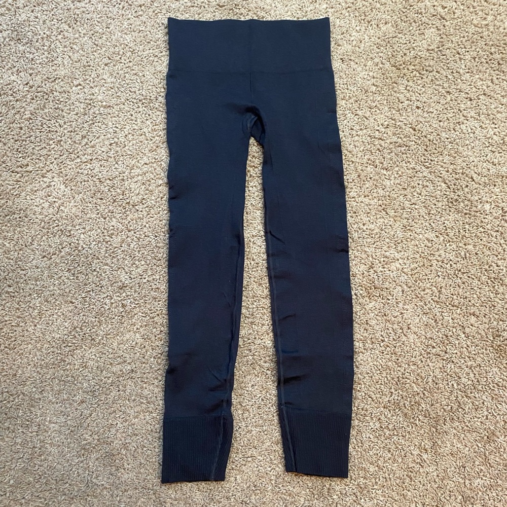 Lululemon dark gray leggings.